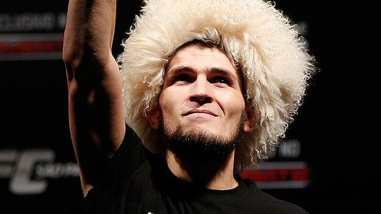 Tulisan di kaus ini boleh jadi mampu memicu perdebatan karena jiu jitsu pun tetap bisa mematikan di tangan yang tepat. Yang pasti Khabib memang dekat dengan sambo, bela diri yang dipelajarinya sedari usia remaja. Foto: Zuffa LLC via Getty Images/Josh Hedges 