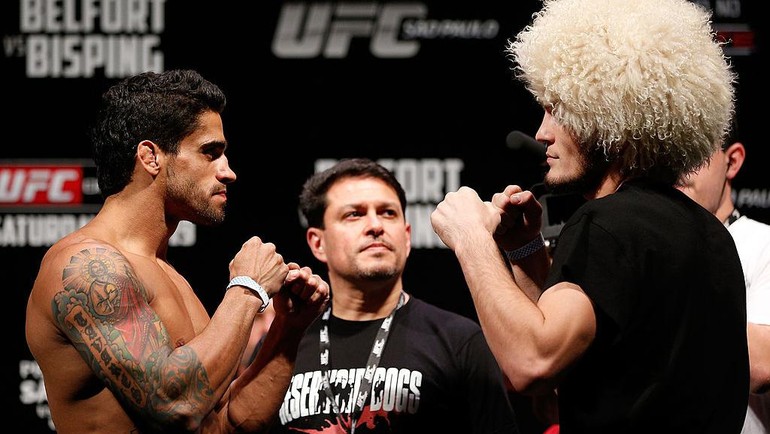 Kaus sambo itu dipakai Khabib dalam sesi timbang badan menjelang duel lawan Thiago Tavares di ajang UFC medio Januari 2013. Foto: Zuffa LLC via Getty Images/Josh Hedges