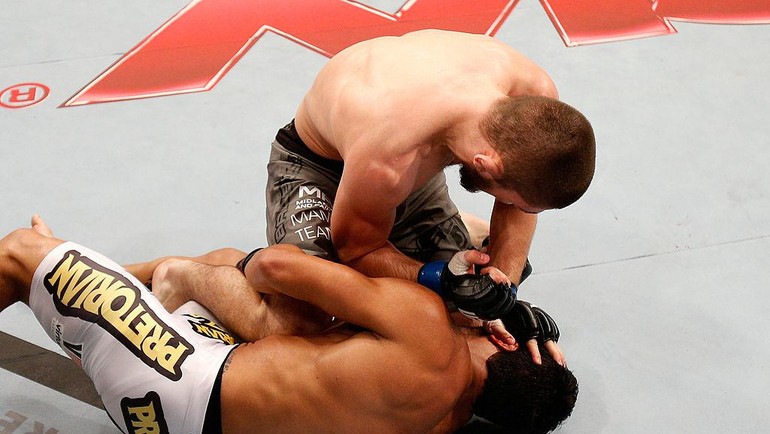 Khabib dikenal sangat piawai paling tidak dalam tiga bela diri yakni sambo, judo, dan gulat. Kombinasi ketiganya itu pula yang bisa membuat ground game-nya sedemikian mengerikan bagi lawan. Foto: Zuffa LLC via Getty Images/Josh Hedges