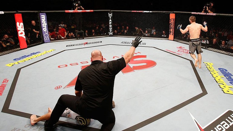 Ini momen Khabib merayakan kemenangan atas Tavares, dalam kariernya yang tanpa cela di dunia MMA. Khabib pensiun dari ajang profesional tanpa pernah terkalahkan. Foto: Zuffa LLC via Getty Images/Josh Hedges 