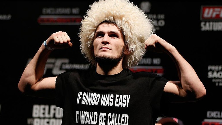 Kaus ini dipakai Khabib dalam sebuah pertarungan dalam kariernya. Jika sambo itu mudah, bakal disebut jiu jitsu. Foto: Zuffa LLC via Getty Images/Josh Hedges