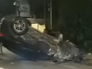 Sopir Mengantuk, Mobil Mewah Tabrak Pohon-Pagar hingga Terbalik di Jaksel