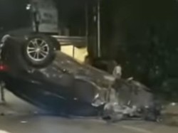 Sopir Mengantuk, Mobil Mewah Tabrak Pohon-Pagar hingga Terbalik di Jaksel