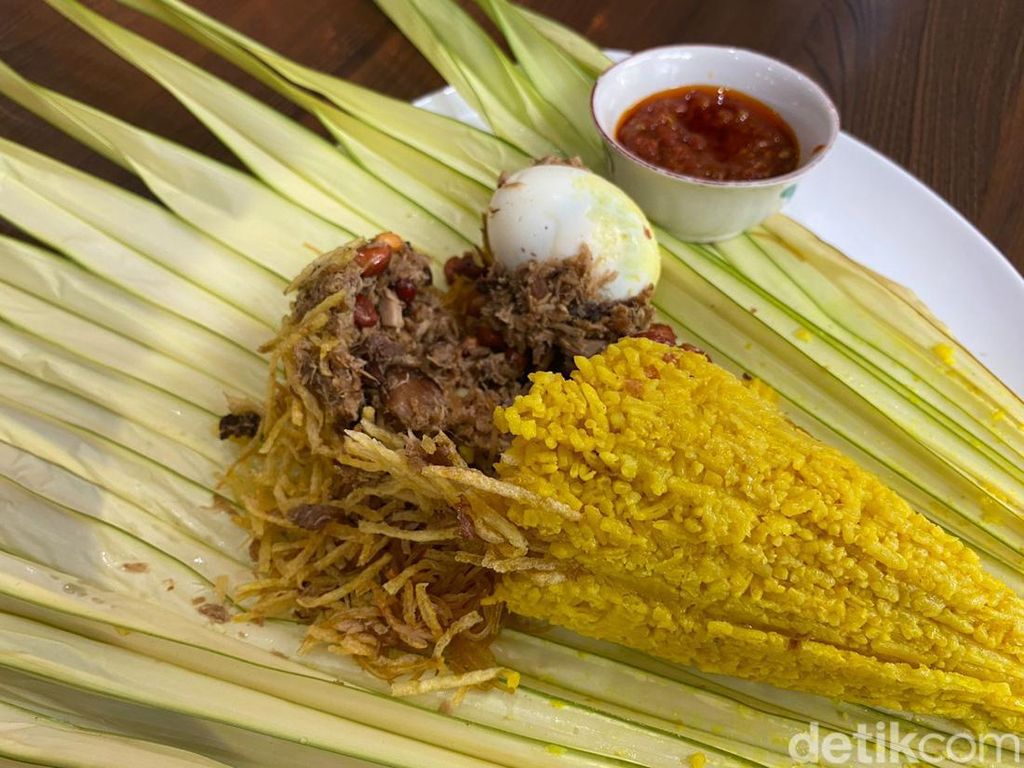 Sedap! Nasi Kuning Manado Dibungkus Pakai Daun Woka Sedap! Nasi Kuning Manado Dibungkus Pakai Daun Woka