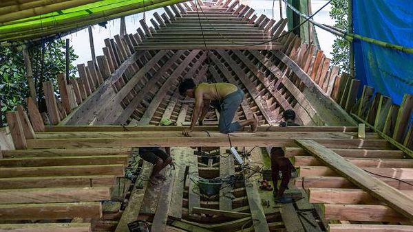 Melihat Pembuatan Kapal Nelayan di Pesisir Kendari