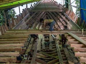 Melihat Pembuatan Kapal Nelayan di Pesisir Kendari