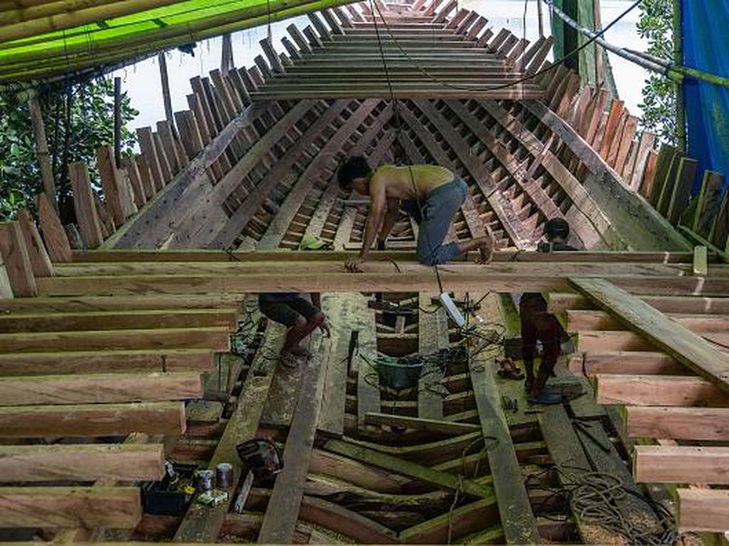Melihat Pembuatan Kapal Nelayan di Pesisir Kendari Melihat Pembuatan Kapal Nelayan di Pesisir Kendari
