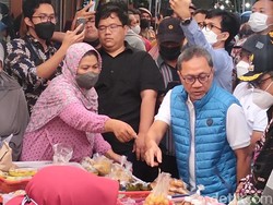 Beda dengan Jokowi, Zulhas Tetap Yakin Harga Telur Naik gegara Bansos