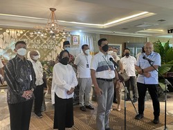 Risma Evaluasi Aturan Pengumpulan Barang dan Uang