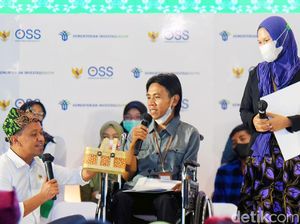 Kunjungi Banyuwangi, Menteri Bahlil Pesan Tas Bulanan ke Perajin Disabilitas