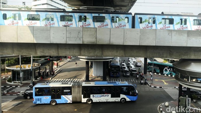 Sejumlah penumpang beraktivitas di Halte CSW, Jakarta, Kamis (11/8/2022). Gubernur DKI Jakarta Anies Baswedan resmi menetapkan besaran optimal tarif integrasi transportasi MRT-LRT-TransJakarta sebesar Rp 10 ribu. Kebijakan tarif integrasi tiga mode transportasi itu diberlakukan mulai hari ini.