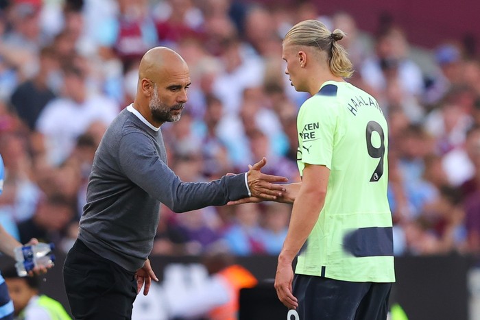 LONDON, ENGLAND - AUGUST 07: Josep Pep Guardiola, manager of Manchester City, shakes hands with Erling Haaland during the Premier League match between West Ham United and Manchester City at London Stadium on August 07, 2022 in London, England. (Photo by James Gill - Danehouse/Getty Images)