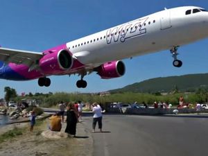 Tegang! Pesawat Airbus Mendarat Mepet Pantai Tegang! Pesawat Airbus Mendarat Mepet Pantai