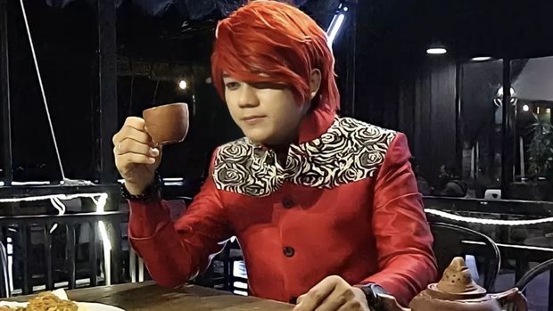 Pesulap Merah Tampil Nyentrik, Intip Potretnya Saat Kulineran