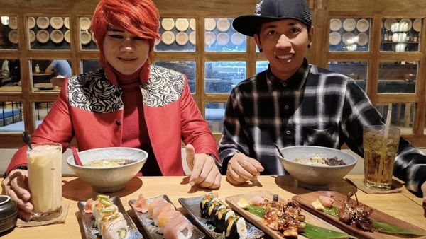 Pesulap Merah Tampil Nyentrik, Intip Potretnya Saat Kulineran