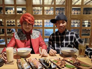 Pesulap Merah Tampil Nyentrik, Intip Potretnya Saat Kulineran