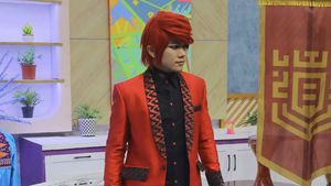 9 Penampilan Pesulap Merah Tanpa Wig dan Makeup, Netizen Sebut Vibe Wibu