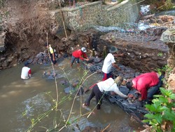 Kala Petani Gotong Royong Renovasi Bendungan yang Jebol di Sukabumi