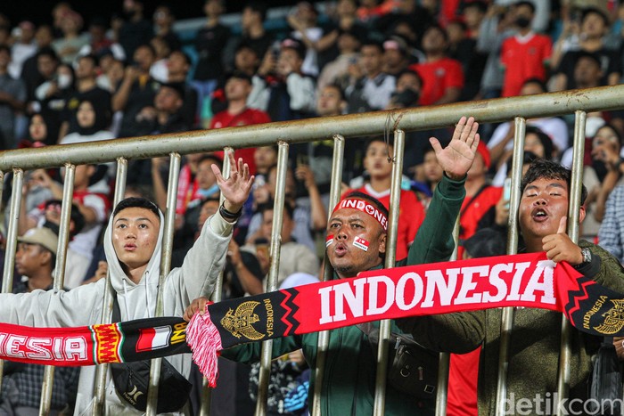 Mereka hadir mendukung timnas Indonesia U16 lengkap dengan atributnya. Ada yang membawa poster berisi tulisan, menempelkan stiker pada pipi, mengenakan baju timnas, hingga membentang bendera merah putih.