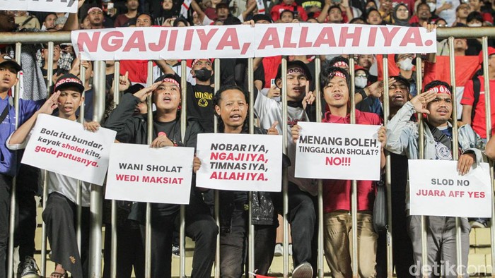 Ribuan suporter hadir mendukung timnas Indonesia U16 saat gelaran Piala AFF U16 2022 di Stadion Maguwoharjo, Sleman, Yogyakarta. Tercatat sebanyak 10.500 tiket terjual.