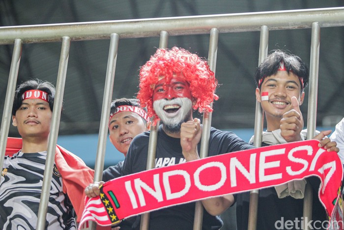 Ribuan suporter hadir mendukung timnas Indonesia U16 saat gelaran Piala AFF U16 2022 di Stadion Maguwoharjo, Sleman, Yogyakarta. Tercatat sebanyak 10.500 tiket terjual.