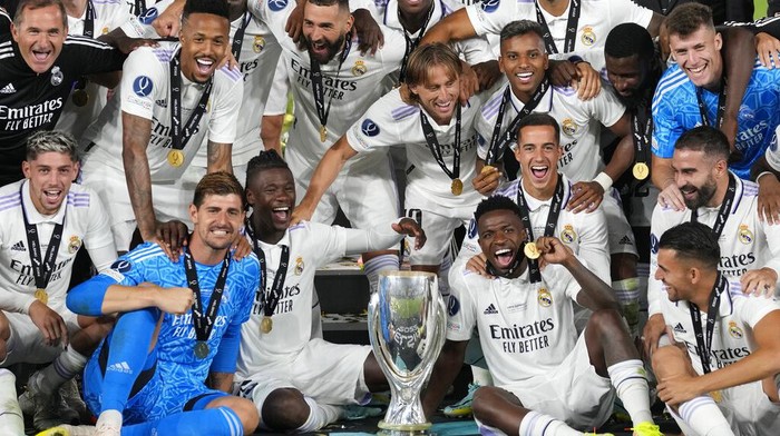 Real Madrid players celebrate with the trophy after winning the UEFA Super Cup final soccer match between Real Madrid and Eintracht Frankfurt at Helsinkis Olympic Stadium, Finland, Wednesday, Aug. 10, 2022. Real Madrid won 2-0. (AP Photo/Antonio Calanni)