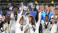 Pemain Real Madrid mengangkat trofi setelah memenangkan pertandingan sepak bola final Piala Super UEFA. (AP/Antonio Calanni)