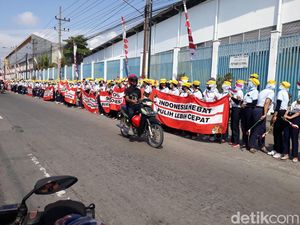 Sambut Kunker Jokowi, Ribuan Karyawan Sritex Berjajar hingga 1 Kilometer Sambut Kunker Jokowi, Ribuan Karyawan Sritex Berjajar hingga 1 Kilometer