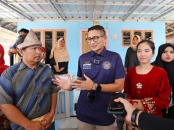 Sandiaga Beri Bantuan Kostum Baru untuk Sanggar Seni di Bangka Belitung