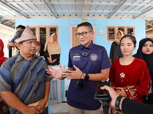 Sandiaga Beri Bantuan Kostum Baru untuk Sanggar Seni di Bangka Belitung Sandiaga Beri Bantuan Kostum Baru untuk Sanggar Seni di Bangka Belitung