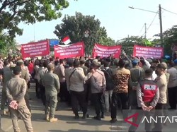 Warga Blokade Jalan Cakung-Cilincing Jaktim Tolak Pengosongan Lahan!