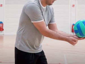 Cara Melakukan Servis Bawah Bola Voli yang Benar