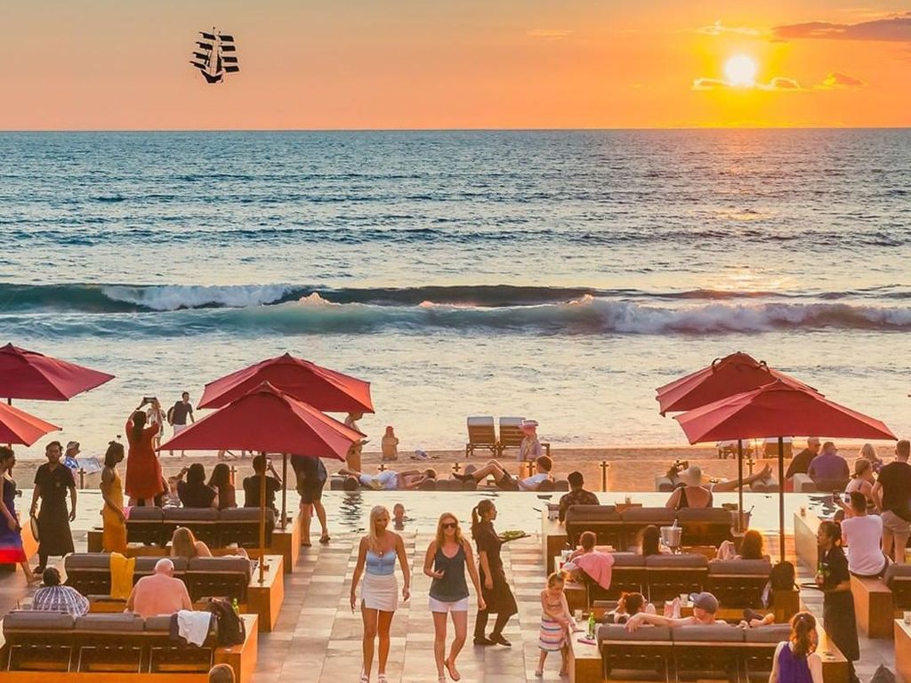 Hang Out Asyik dengan Suasana Pantai di Ku De Ta Bali