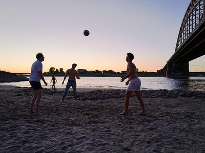 Sungai Mengering di Belanda Jadi Tempat Asyik Para Pemburu Senja