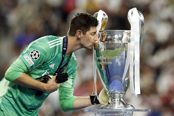 HELSINKI, FINLAND - AUGUST 10: goalkeeper Thibaut Courtois of Real Madrid looks on during the Real Madrid CF and Eintracht Frankfurt - UEFA Super Cup Final 2022 at on August 10, 2022 in Helsinki, Finland. (Photo by Gaston Szerman/DeFodi Images via Getty Images)
