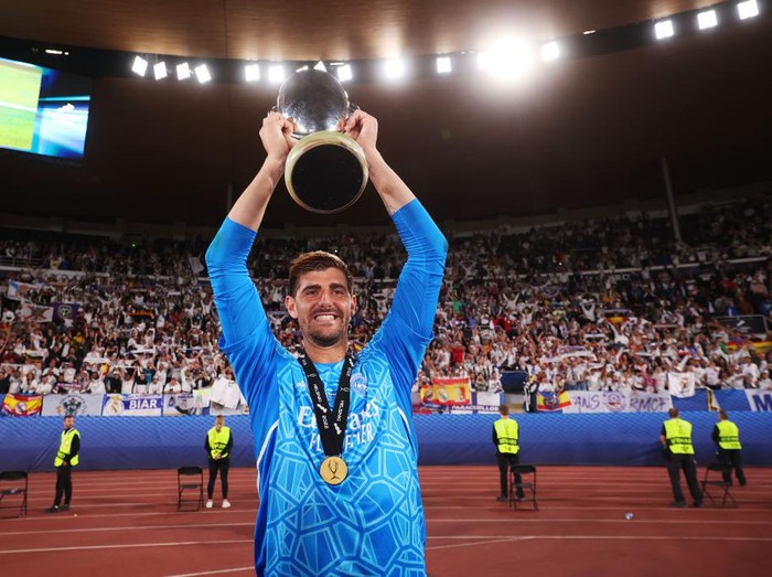 HELSINKI, FINLAND - AUGUST 10: goalkeeper Thibaut Courtois of Real Madrid looks on during the Real Madrid CF and Eintracht Frankfurt - UEFA Super Cup Final 2022 at on August 10, 2022 in Helsinki, Finland. (Photo by Gaston Szerman/DeFodi Images via Getty Images)