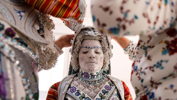 Nyaris Punah, Begini Tradisi Unik Merias Wajah Pengantin di Kosovo