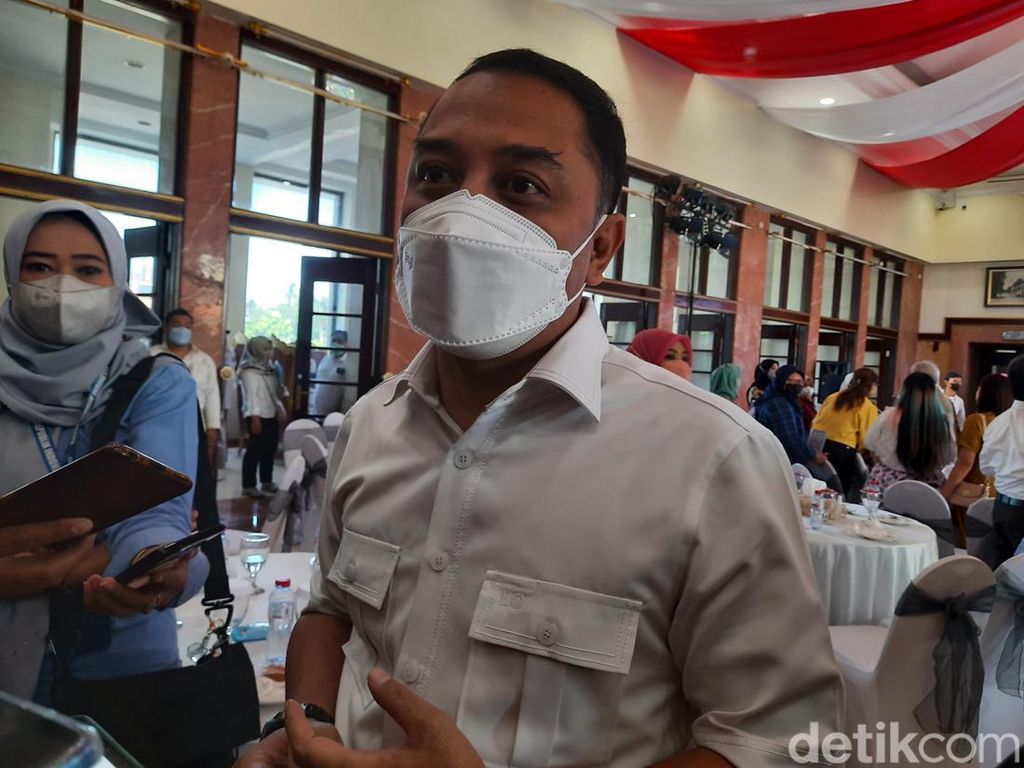 Ayah Wagub Emil Meninggal, Wali Kota Eri: Semoga Ilmunya Jariah Ayah Wagub Emil Meninggal, Wali Kota Eri: Semoga Ilmunya Jariah
