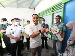 Walkot Eri Cahyadi Pantau Program Dandan Omah di 3 Rumah Warga Tandes Walkot Eri Cahyadi Pantau Program Dandan Omah di 3 Rumah Warga Tandes