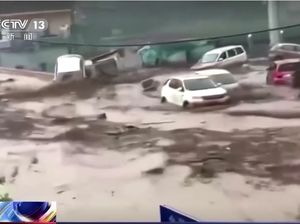 Banjir Bandang di China: Mobil-mobil Hanyut, 5 Orang Hilang