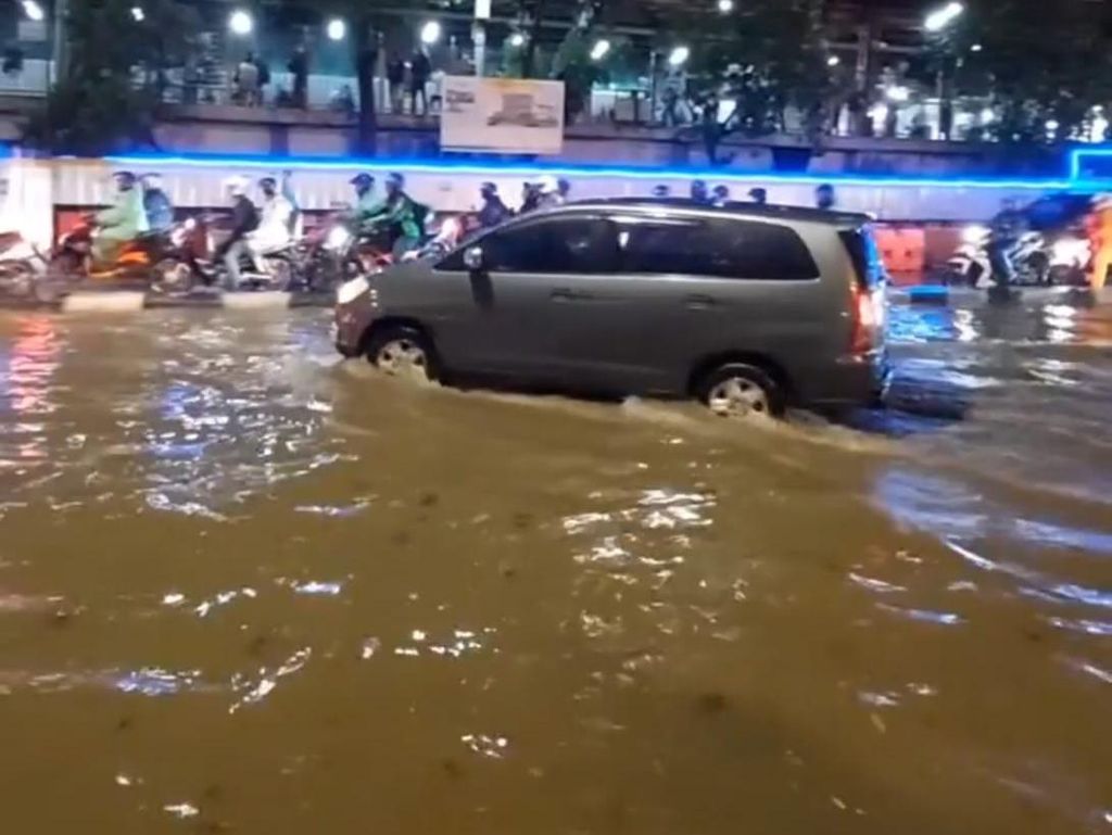 Jalan Sekitar Stasiun Tanjung Barat Terendam Banjir, Lalin Macet Jalan Sekitar Stasiun Tanjung Barat Terendam Banjir, Lalin Macet