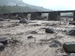 Truk Penambang Pasir Terseret Banjir Lahar Gunung Semeru
