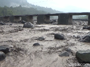 Truk Penambang Pasir Terseret Banjir Lahar Gunung Semeru Truk Penambang Pasir Terseret Banjir Lahar Gunung Semeru