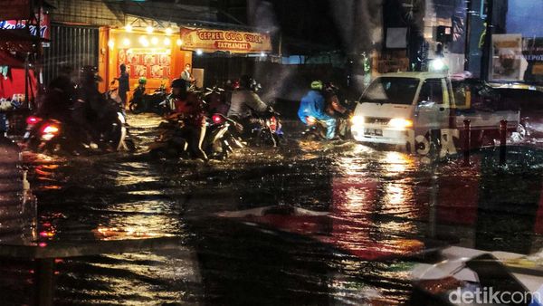 Diguyur Hujan, Pertigaan ITC Fatmawati-Haji Nawi Sempat Tergenang