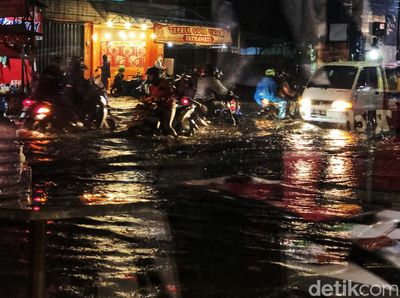 Diguyur Hujan, Pertigaan ITC Fatmawati-Haji Nawi Sempat Tergenang