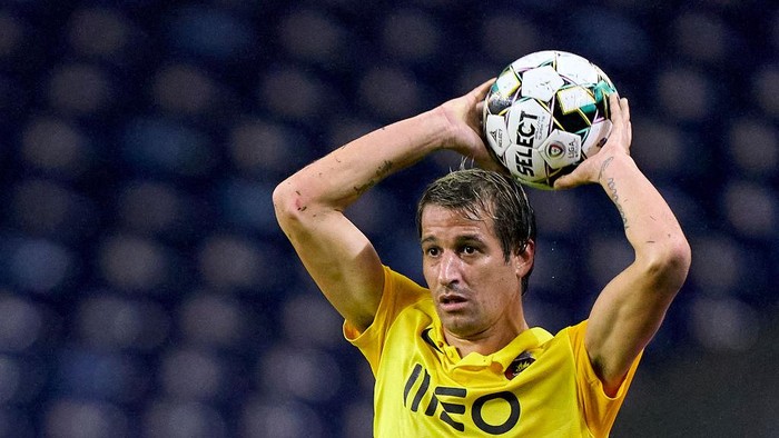 PORTO, PORTUGAL - FEBRUARY 01:  Fabio Coentrao of Rio Ave FC takes a throw in during the Liga NOS match between FC Porto and Rio Ave FC at Estadio do Dragao on February 01, 2021 in Porto, Portugal. Sporting stadiums around Portugal remain under strict restrictions due to the Coronavirus Pandemic as Government social distancing laws prohibit fans inside venues resulting in games being played behind closed doors. (Photo by Jose Manuel Alvarez/Quality Sport Images/Getty Images)