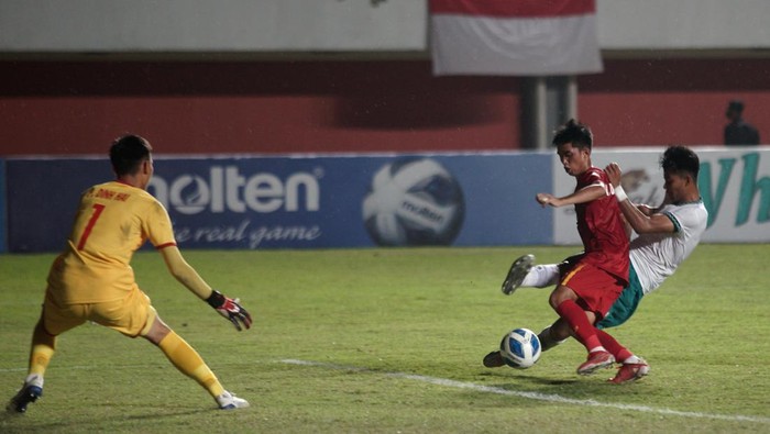 Pemain Timnas Indonesia U-16 Muhammad Kafiatur Rizky (kanan) berusaha menerobos pertahanan Timnas Vietnam U-16 saat laga final AFF U-16 2022 di Stadion Maguwoharjo, Depok, Sleman, D.I Yogyakarta, Jumat (8/12/2022). ANTARA FOTO/Andreas Fitri Atmoko/rwa.