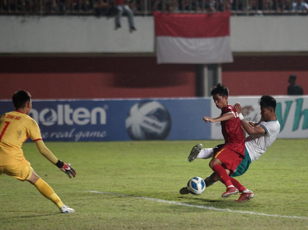 Final Piala AFF U-16: Momen Pelatih Vietnam Ngamuk dan Dikartu Merah