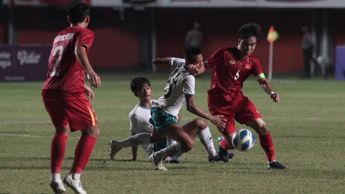 Pemain Timnas Indonesia U-16 M. Riski Afrizal (kedua (kanan) berebut bola dengan pemain Timnas Vietnam U-16 Nguyen Cong Phuong (kanan) saat laga final AFF U-16 2022 di Stadion Maguwoharjo, Depok, Sleman, D.I Yogyakarta, Jumat (8/12/2022). ANTARA FOTO/Andreas Fitri Atmoko/rwa.