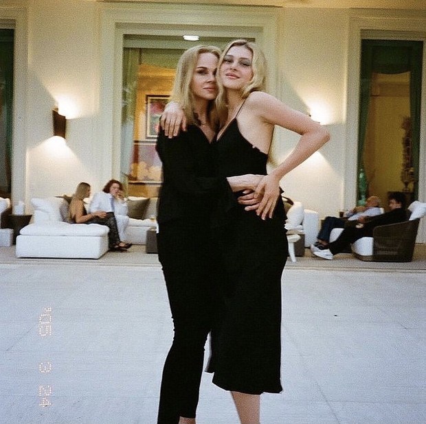 Claudia and Nicola in casual all-black/